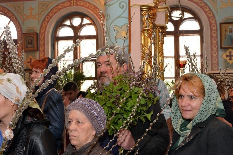 Освящение вербных ветвей в храме 