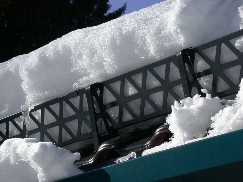 Снегозадержатели на крышу фото – 80 фото лучших современных идей и конструкций
