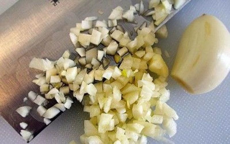 Готовим маску от выпадения волос на чесноке