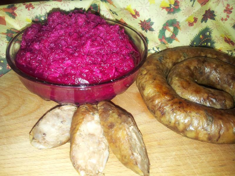 Хрен со свекольным соком с домашней колбаской