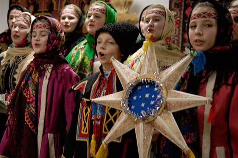 Чем больше людей Колядует на Рождество - тем лучше будет урожай