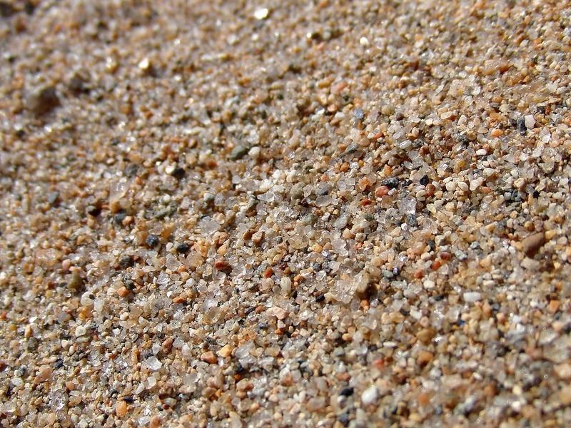 Внесение крупного речного песка в глину - лучший способ повысить ее воздухопроницаемость
