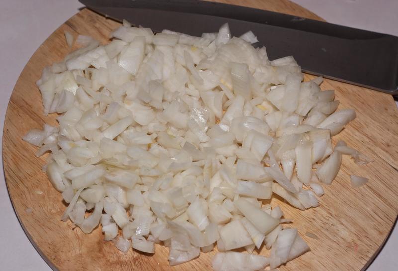 Нашинкованный лук для приготовления фарша