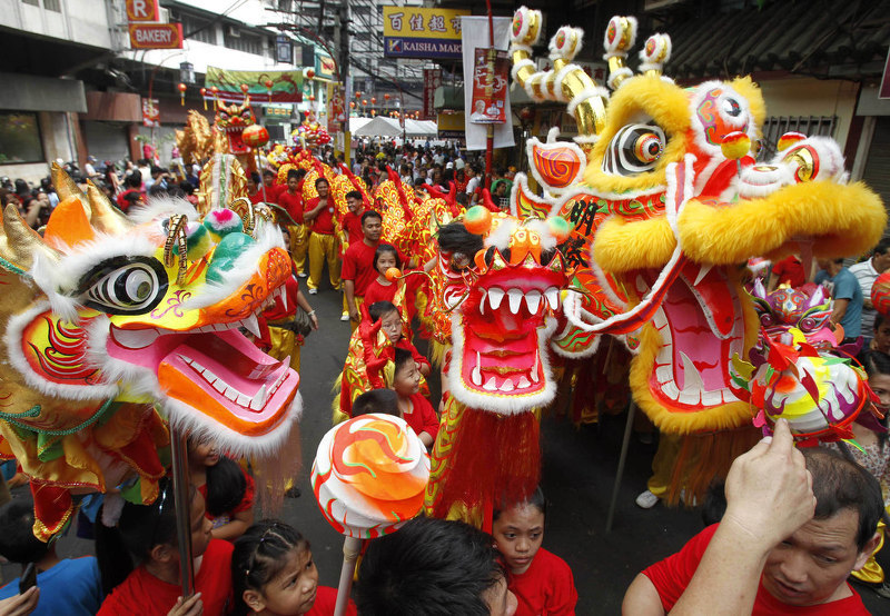 Новогодний парад костюмов на главной улице Пекина в Китае