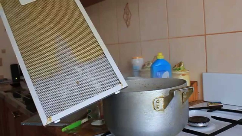 Чистая часть фильтра вытяжки после кипячения в соде