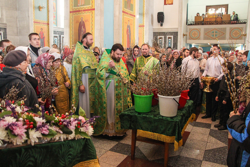 Освящение вербных ветвей в храме