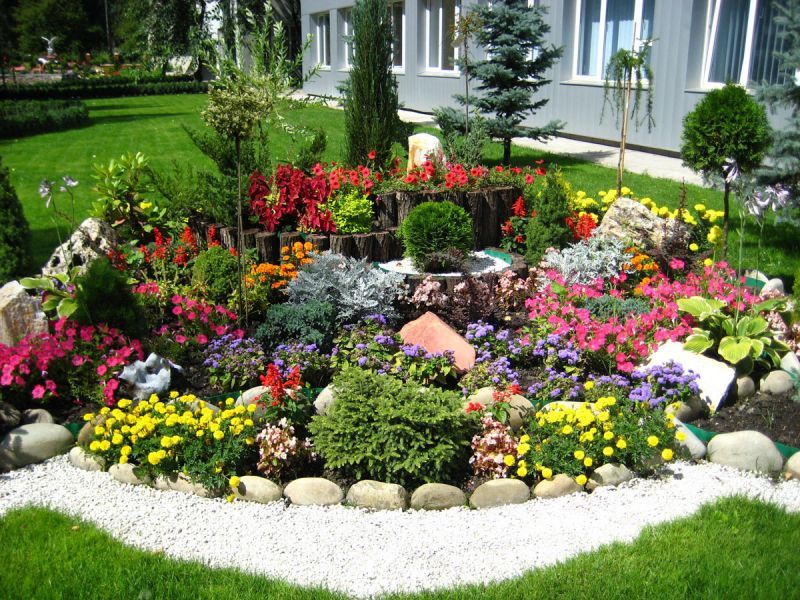 Планировка небольшого садика: цветочные клумбы