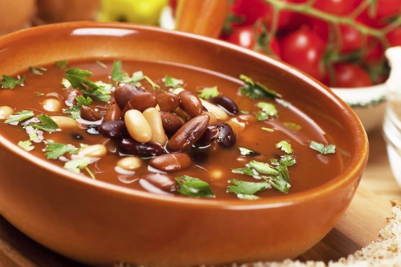 Суп из консервированной фасоли с мясом и грибами