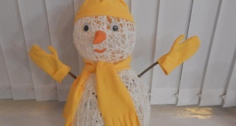 Готовим новогодние украшения: волшебный снеговик из нитей своими руками