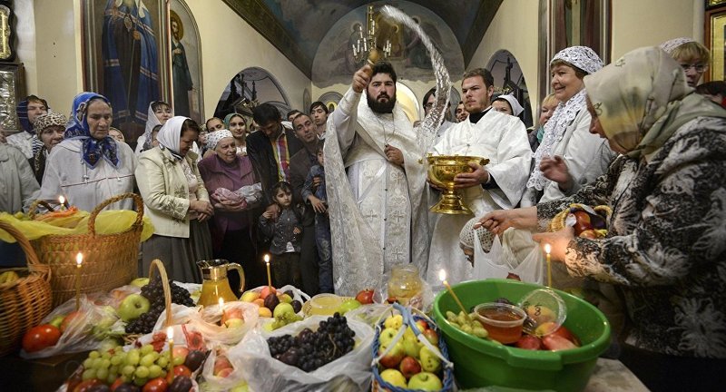 Угощения для погибших в церкви на Яблочный Спас