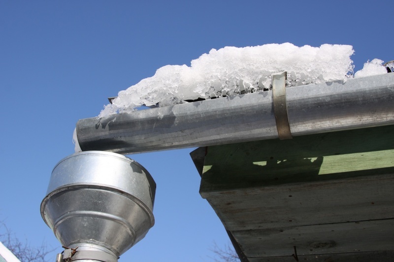 Делаем защиту от замерзания на водосток для крыши